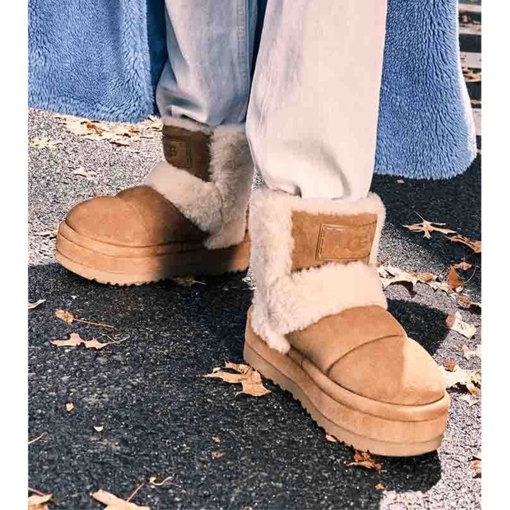 UGG Women's Classic Chillapeak in Chestnut - Picture 1 of 6